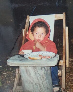 Natalia Lobo Instagram - Hoy cumplis 21 años  Inti 🤍
 mi amado niño del bosque y las estrellas 
Amo tu mundo interior , tu introspeccion , tu profundidad , tus ganas de superarte , tu curiosidad , tu amor por el trabajo y la naturaleza , tu responsabilidad , amo que leas , amo nuestras charlas sobre las civilizaciones perdidas , el espacio , lo desconocido , el poder creador de la mente , el arte , la musica , la metafisica , el amor , la moda , el gimnasio , las meditaciones 
amo que seas tan creativo , tus silencios , tu claridad emocional , tu poder de observacion , tu libertad , tus valores , tu seriedad , que respetes mi desiciones y respetar las tuyas 
Inti querido de mi corazon , siempre fuiste grande y sabio , desde que llegaste ...
pero ahora , a partir de hoy ,  ya sos un hombre 

Te lo digo una y otra vez , casi a diario 
Estoy muy orgulosa de vos !!!!
Es un honor ser tu madre 
Gracias por elegirme ,
 di mi mejor , aunque siempre fuiste tan genial que me la ponias muy facil , 
te pido disculpas por mis errores , iba aprendiendo sobre la marcha esto de ser madre , y crecer yo y superarme  y trabajar , y pagar cuentas  y  todo lo que implica la vida en la Tierra
 
Lo unico que se  y de lo que si estoy segura , es que siempre te transmiti y te dije la verdad 
Sos tan inteligente que te merecias ser criado en la verdad , porque aunque a veces pueda ser dura , la verdad calma y libera 

Te quiero con todo mi ser 
Mami 🧚‍♂️