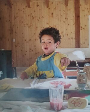 Natalia Lobo Instagram - Hoy cumplis 21 años  Inti 🤍
 mi amado niño del bosque y las estrellas 
Amo tu mundo interior , tu introspeccion , tu profundidad , tus ganas de superarte , tu curiosidad , tu amor por el trabajo y la naturaleza , tu responsabilidad , amo que leas , amo nuestras charlas sobre las civilizaciones perdidas , el espacio , lo desconocido , el poder creador de la mente , el arte , la musica , la metafisica , el amor , la moda , el gimnasio , las meditaciones 
amo que seas tan creativo , tus silencios , tu claridad emocional , tu poder de observacion , tu libertad , tus valores , tu seriedad , que respetes mi desiciones y respetar las tuyas 
Inti querido de mi corazon , siempre fuiste grande y sabio , desde que llegaste ...
pero ahora , a partir de hoy ,  ya sos un hombre 

Te lo digo una y otra vez , casi a diario 
Estoy muy orgulosa de vos !!!!
Es un honor ser tu madre 
Gracias por elegirme ,
 di mi mejor , aunque siempre fuiste tan genial que me la ponias muy facil , 
te pido disculpas por mis errores , iba aprendiendo sobre la marcha esto de ser madre , y crecer yo y superarme  y trabajar , y pagar cuentas  y  todo lo que implica la vida en la Tierra
 
Lo unico que se  y de lo que si estoy segura , es que siempre te transmiti y te dije la verdad 
Sos tan inteligente que te merecias ser criado en la verdad , porque aunque a veces pueda ser dura , la verdad calma y libera 

Te quiero con todo mi ser 
Mami 🧚‍♂️