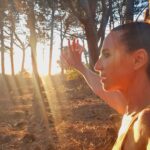 Natalia Lobo Instagram - Respiro luz 💫 Conecto los rayos del nuevo sol con cada una de mis celulas Conecto con las sensaciones dentro de mi cuerpo Con mis chacras , con mi ADN Conecto con la Tierra , con los arboles , con los pajaros .... con la naturaleza toda Conecto con mi proposito Conecto con la alegria Y con el milagro de estar viva Activo el pulsar de mi corazon , lo siento , siento el latido y desde ahi , desde ese centro conecto con todo y con todos Llego el momento de ponerle el cuerpo al cambio Llego el momento de ser un canal entre el cielo y la tierra Llego el momento de abrir el corazon Es aqui y es ahora Conecto , irradio Y agradezco !!!!