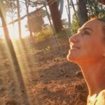 Natalia Lobo Instagram - Respiro luz 💫 Conecto los rayos del nuevo sol con cada una de mis celulas Conecto con las sensaciones dentro de mi cuerpo Con mis chacras , con mi ADN Conecto con la Tierra , con los arboles , con los pajaros .... con la naturaleza toda Conecto con mi proposito Conecto con la alegria Y con el milagro de estar viva Activo el pulsar de mi corazon , lo siento , siento el latido y desde ahi , desde ese centro conecto con todo y con todos Llego el momento de ponerle el cuerpo al cambio Llego el momento de ser un canal entre el cielo y la tierra Llego el momento de abrir el corazon Es aqui y es ahora Conecto , irradio Y agradezco !!!!