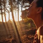 Natalia Lobo Instagram - Respiro luz 💫 Conecto los rayos del nuevo sol con cada una de mis celulas Conecto con las sensaciones dentro de mi cuerpo Con mis chacras , con mi ADN Conecto con la Tierra , con los arboles , con los pajaros .... con la naturaleza toda Conecto con mi proposito Conecto con la alegria Y con el milagro de estar viva Activo el pulsar de mi corazon , lo siento , siento el latido y desde ahi , desde ese centro conecto con todo y con todos Llego el momento de ponerle el cuerpo al cambio Llego el momento de ser un canal entre el cielo y la tierra Llego el momento de abrir el corazon Es aqui y es ahora Conecto , irradio Y agradezco !!!!