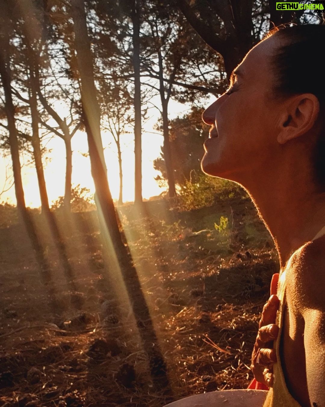 Natalia Lobo Instagram - Respiro luz π« Conecto los rayos del nuevo sol con cada una de mis celulas Conecto con las sensaciones dentro de mi cuerpo Con mis chacras , con mi ADN Conecto con la Tierra , con los arboles , con los pajaros .... con la naturaleza toda Conecto con mi proposito Conecto con la alegria Y con el milagro de estar viva Activo el pulsar de mi corazon , lo siento , siento el latido y desde ahi , desde ese centro conecto con todo y con todos Llego el momento de ponerle el cuerpo al cambio Llego el momento de ser un canal entre el cielo y la tierra Llego el momento de abrir el corazon Es aqui y es ahora Conecto , irradio Y agradezco !!!!