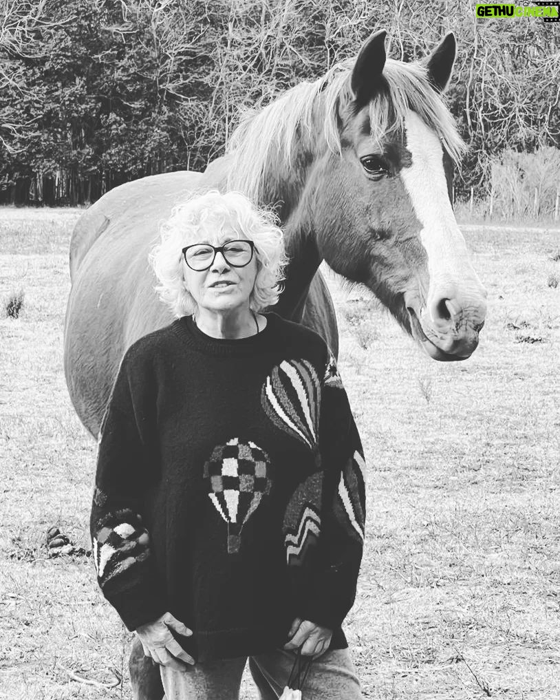 Natalia Lobo Instagram - Feliz cumpleaños Chabelita 🤍 Estoy muy agradecida de que seas mi madre , de tener tu sangre , de que me hayas pasado tanta informacion , tanta apertura de consciencia , tanta coneccion , tanta sabiduria , conocimiento y magia Si es como dicen , y uno elige a sus padres .... que bien elegi !!!! Siempre fuiste de avanzada Desde que tengo memoria que me hablas de las frecuencias , de la trama , de Krishnamurti , de lo invisible , de la magia en lo cotidiano , de los soberanos , de los druidas , de la Pachamama , de los rituales ....y tanto , tanto mas !!! Si todo ese conocimiento ancestral hoy habita en mi con tanta fuerza, es gracias a vos Te adoro , te entiendo , te cuido , desde siempre !!! Segui asi , subiendo en espiral y fiel a vos misma Autenticamente Chabela Feliz cumple ma 🤍