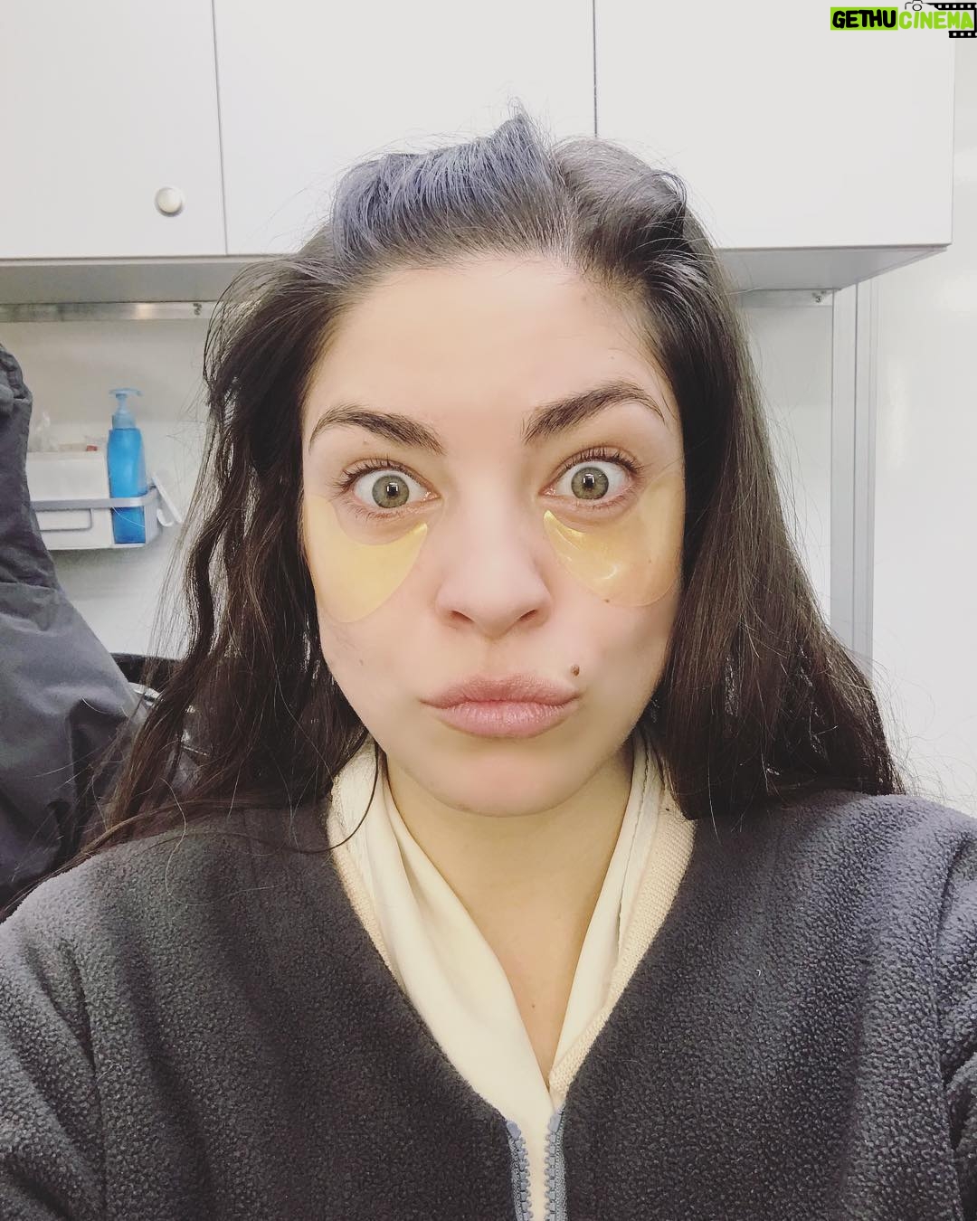 Natalie Madueño - 699 Likes - Guld under øjnene på en grå torsdag morgen. ÆGTE GULD! 🔥✨ #24karat #hvadgørguldvedansigtet #ingenveddetallespørgeromdet #jegeeeelskerguld