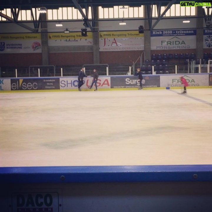 Natalie Madueño Instagram - Glædelig mandag! #dropperskøjteprinsessedrømmen #gårbenhårdtefterishockey #ingenskaderendnu #happymonday Hvidovre Ishockey