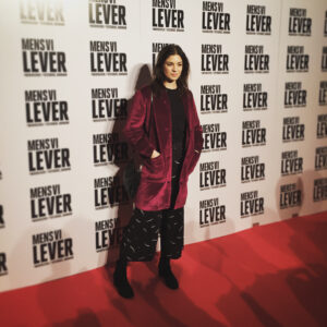 Natalie Madueño Instagram - Premiere igår på Mens Vi Lever. Tillykke til hele holdet! @mehdiavaz @miladavaz 
#mensvilever #sfstudio