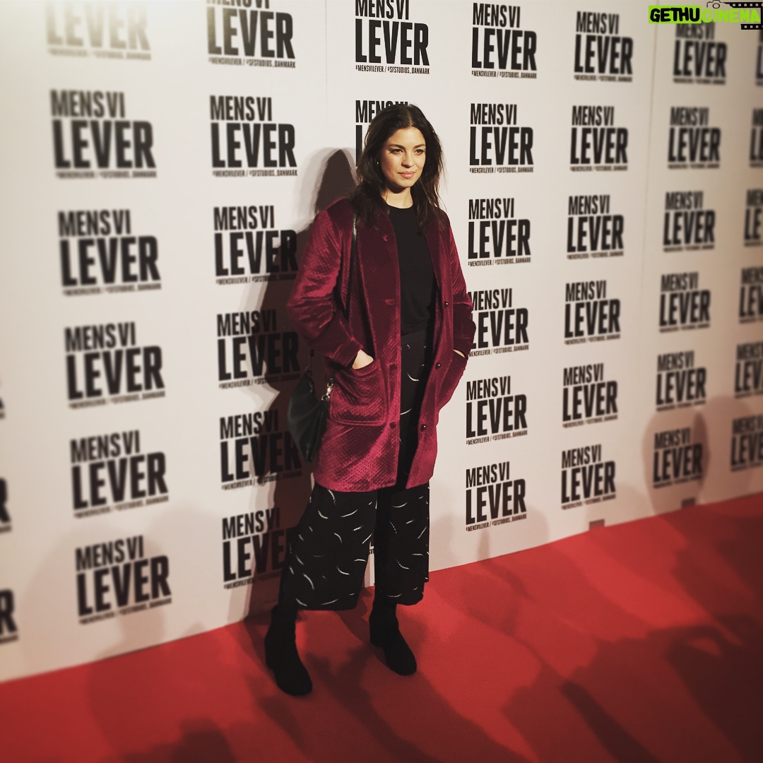 Natalie Madueño - 361 Likes - Premiere igår på Mens Vi Lever. Tillykke til hele holdet! @mehdiavaz @miladavaz
#mensvilever #sfstudio