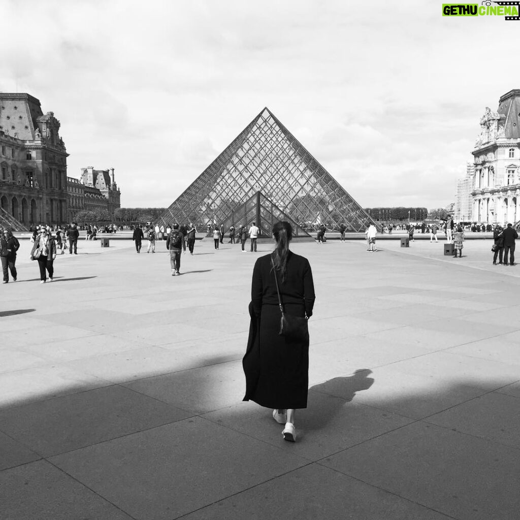 Natalie Madueño Instagram - Jeg kan fandeme ikke se klokkeren fra Notre Dame nogen steder. #hvorerdenpukkelryggede #godtjegikkeervinduespudser