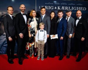 Natalie Madueño Instagram - “Krigen der skulle ende alle krige” - Det blev 1. Verdenskrig desværre ikke. Men igår, på 100 året for afslutningen af 1. Verdenskrig, mindedes vi den ved gallapremieren på I Krig og Kærlighed. Endda i Sønderborg, der ligesom resten af Sønderjylland, var hårdt ramt af krigen. Tak til alle på produktionen og ikke mindst til alle de sønderjyder, der hjalp os med at fortælle dette vigtige stykke danmarkshistorie.  Tak ❤️ Premiere i resten af landet fra torsdag den 15. november 2018.
#ikrigogkærlighed #fridthjoffilm #ww1