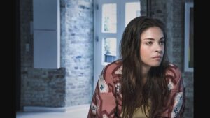 Natalie Madueño Instagram - Hvis du vil vide, hvorfor Søs ser så utrolig seriøs ud 😳... Så se med kl 20 på TV2! 
#kriger #tv2