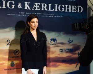 Natalie Madueño Instagram - “Krigen der skulle ende alle krige” - Det blev 1. Verdenskrig desværre ikke. Men igår, på 100 året for afslutningen af 1. Verdenskrig, mindedes vi den ved gallapremieren på I Krig og Kærlighed. Endda i Sønderborg, der ligesom resten af Sønderjylland, var hårdt ramt af krigen. Tak til alle på produktionen og ikke mindst til alle de sønderjyder, der hjalp os med at fortælle dette vigtige stykke danmarkshistorie.  Tak ❤️ Premiere i resten af landet fra torsdag den 15. november 2018.
#ikrigogkærlighed #fridthjoffilm #ww1