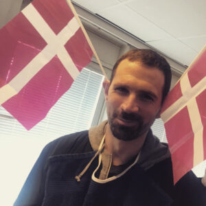 Natalie Madueño Instagram - Har fejret den her flotte fyr på arbejdet idag. Han var glad. #flotfyr25 #jahanharhagesmækpå #takfordiduharfødselsdagsåvikanfåkage #merekage