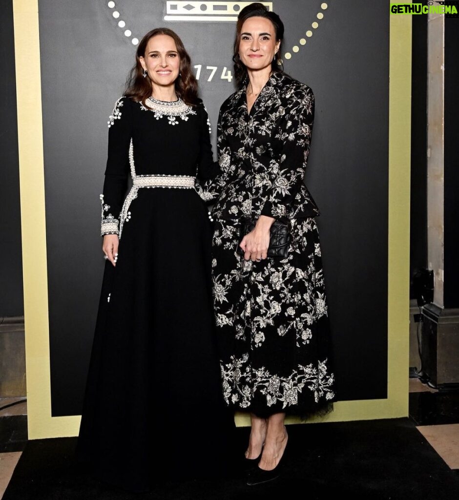 Natalie Portman Instagram - 🥂to the team behind last night’s Moët Effervescence event, led by the inspiring Berta de Pablos-Barbier, CEO and President of Moët & Chandon ✨ @moetchandon #moetchandon #toastwithmoet @chaumetofficial Makeup: @miwookim Hair: @sebastienbascle Dress: @dior