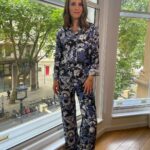Natalie Portman Instagram – @mariagraziachiuri at @dior knows I wanna wear pjs to work and makes the most glam ones. @thorofficial @marvelstudios 

Makeup: @lisastoreymakeup 
Hair: @mararoszak