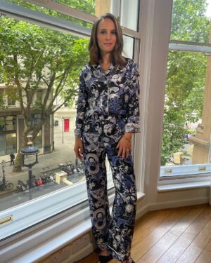 Natalie Portman Instagram - @mariagraziachiuri at @dior knows I wanna wear pjs to work and makes the most glam ones. @thorofficial @marvelstudios 

Makeup: @lisastoreymakeup 
Hair: @mararoszak