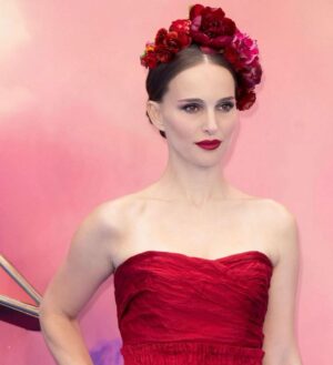 Natalie Portman Instagram - Thank you to my amazing team for bringing this look to life at the UK premiere! @thorofficial ❤️❤️❤️

Hair: @mararoszak 
Makeup: @lisastoreymakeup 
Styling: Ryan Hastings 
Dress: @dior
