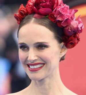Natalie Portman Instagram - Thank you to my amazing team for bringing this look to life at the UK premiere! @thorofficial ❤️❤️❤️

Hair: @mararoszak 
Makeup: @lisastoreymakeup 
Styling: Ryan Hastings 
Dress: @dior