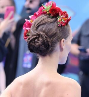 Natalie Portman Instagram - Thank you to my amazing team for bringing this look to life at the UK premiere! @thorofficial ❤️❤️❤️

Hair: @mararoszak 
Makeup: @lisastoreymakeup 
Styling: Ryan Hastings 
Dress: @dior