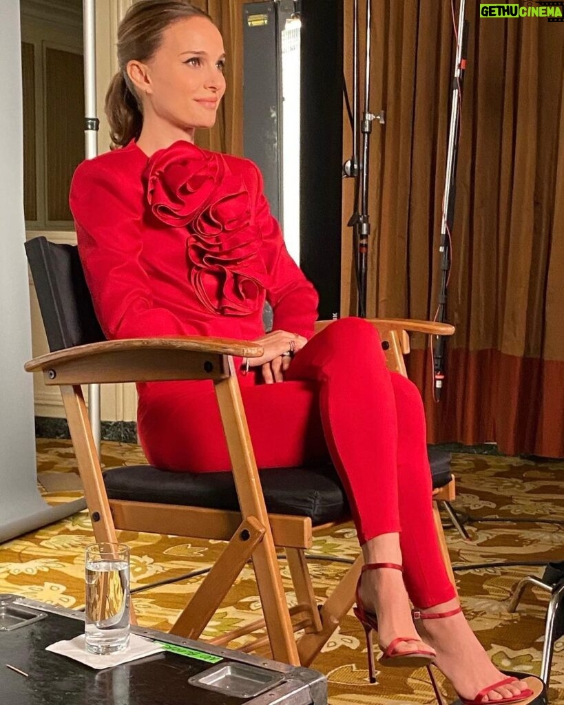Natalie Portman Instagram - Thank you @magdabutrym for putting so much life and color into your art ❤️ +⚡️ @thorofficial Makeup: @lisastoreymakeup Hair: @mararoszak Nails: @glitzingup Styling: #RyanHastings