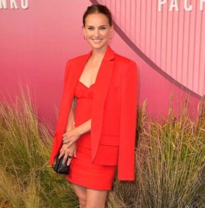 Natalie Portman Instagram - At the premiere of Pachinko last week, a new series centering around four generations of a Korean immigrant family. Excited for you all to see this beautiful story, now available on @appletvplus! 

Makeup: @lisastoreymakeup 
Hair: @mararoszak 
Styling: Ryan Hastings
Dress: @magdabutrym