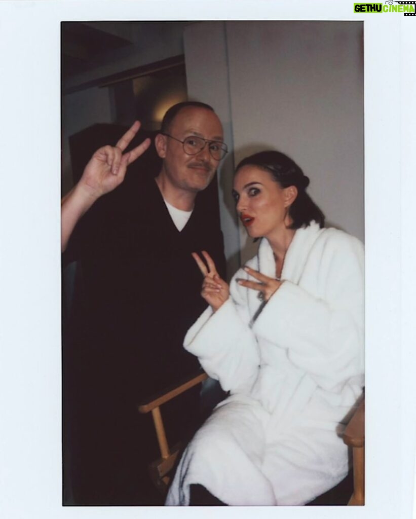 Natalie Portman Instagram - Behind the scenes with @DiorBeauty and @peterphilipsmakeup 🎬 💄#DiorBeauty #DiorMakeup #RougeDior #WeWearRouge