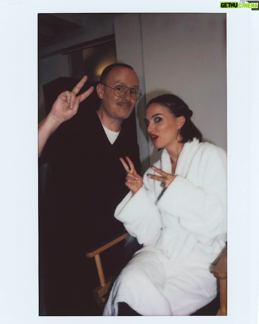 Natalie Portman Instagram - Behind the scenes with @DiorBeauty and @peterphilipsmakeup 🎬 💄#DiorBeauty #DiorMakeup #RougeDior #WeWearRouge