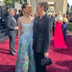 Natalie Portman Instagram - Loved running into these legends on the carpet… @americaferrera, #GretaGerwig, #AnnetteBening, #ToddHaynes ✨@goldenglobes 

Styling #RyanHastings 
Hair @teddycharles35 
Makeup @lisastoreymakeup 
👗 @dior @diorbeauty
💅 @glitzingup