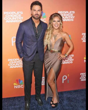 Natalie Stovall Instagram - First ever @peopleschoice Country Awards!! 💋👏🏻🎙️

HMU: @therealmarzcollins 
Assistant HMU: @alishapag 
Styled by: @juliandjeri @thejeristyles 
Jewelry: @willajeanjewelry 
Dress: @michaelcostello 
Shoes: @jimmychoo 
Belt: @restyled.by.Juli