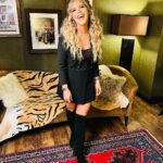 Natalie Stovall Instagram - Tune in to tonight’s @opry on @circleallaccess at 9/8C with @laineywilson @laurenalaina and @charlieworsham (and @realjennygill !!🤩) 💃🏼🥂 It’s an hour full of joy and friends supporting each other. Not to mention… @therealmarzcollins really outdid herself with this hair! 👀💋