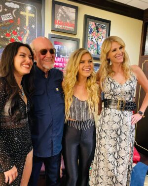 Natalie Stovall Instagram - Family at the @opry makes it even more special! 🙏🏻🤍