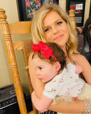 Natalie Stovall Instagram - Family at the @opry makes it even more special! 🙏🏻🤍