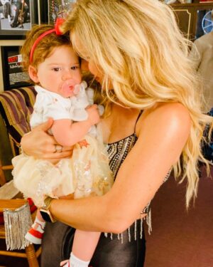 Natalie Stovall Instagram - Family at the @opry makes it even more special! 🙏🏻🤍