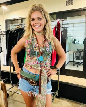 Natalie Stovall Instagram - #CMAFest week including rehearsals, press day, a quick trip to Texas and back, Opry, guest slot with @charles_esten, and a rained out River Stage show that turned into a take over of the lobby of the downtown Hilton. The impromptu acoustic set and hang with everyone was the perfect way to close out the week. 🥹🥹🙏🏻🙏🏻
