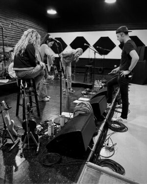 Natalie Stovall Instagram - #CMAFest week including rehearsals, press day, a quick trip to Texas and back, Opry, guest slot with @charles_esten, and a rained out River Stage show that turned into a take over of the lobby of the downtown Hilton. The impromptu acoustic set and hang with everyone was the perfect way to close out the week. 🥹🥹🙏🏻🙏🏻