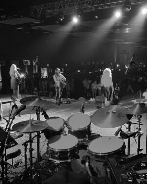 Natalie Stovall Instagram - #CMAFest week including rehearsals, press day, a quick trip to Texas and back, Opry, guest slot with @charles_esten, and a rained out River Stage show that turned into a take over of the lobby of the downtown Hilton. The impromptu acoustic set and hang with everyone was the perfect way to close out the week. 🥹🥹🙏🏻🙏🏻