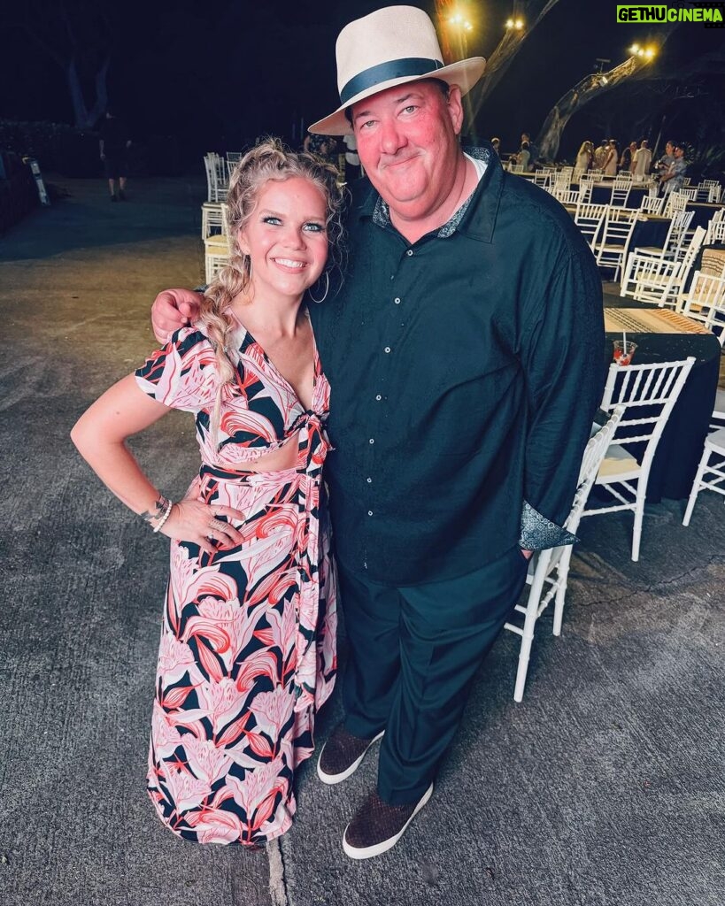 Natalie Stovall Instagram - What an incredible trip for a great cause! Children’s Miracle Network partnered with Ace Hardware asked Jen to play in their celebrity golf tournament (thank you Jen for being an amazing golfer!🏌🏼‍♀️) and us to perform for the event. 🥰 It’s always amazing to me to get to do what I love and then to have it be for a great cause, but this was extra special. So proud to help raise money for @vumcchildren 🤍🤍 Was so cool to meet and hang with @bbbaumgartner aka KEVIN!!! And SO fun hanging with all the guys there (and of course singing with @greg_maddux31 💃🏼) Shoutout to our Chicago boys on mine and Stevie’s golf team!! Thanks for all the coaching and letting me sink all the easy putts 😂 Glad I could really help with that 2nd place win 😜 Be sure and watch @jenniferwayne on the #AceShootout to help #ChangeKidsHealth. You can watch April 22 at 8 pm ET on the @GolfChannel to see who wins and how much money we raised for @CMNHospitals @acehardware