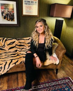 Natalie Stovall Instagram - Tune in to tonight’s @opry on @circleallaccess at 9/8C with @laineywilson @laurenalaina and @charlieworsham (and @realjennygill !!🤩) 💃🏼🥂 It’s an hour full of joy and friends supporting each other. Not to mention… @therealmarzcollins really outdid herself with this hair! 👀💋