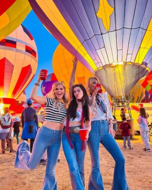 Natalie Stovall Instagram - Quite the after-show party at the Balloon Fiesta!!! Was so thrilling (and warm!🔥) when they’d all glow at the same time! 🎈💫🎈