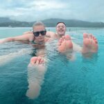 Natalya Eprikyan Instagram - Женька, имей в виду - с годами ноги растут🤷‍♀️ Спасибо огромное за праздник, за веселую компанию - ребят, ну я вас хоть и не лайкала, но запомнила😂😘 @mangohouseseychelles #mangomoments #откуданогирастут #худобедношикарно #болеенеменеероскошно