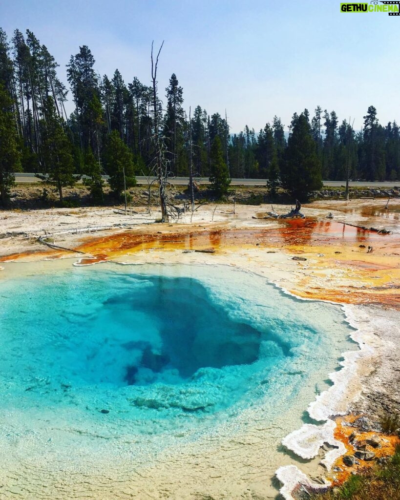 Natalya Rudakova Instagram - This colors 🌈💙 Yellowstone National Park