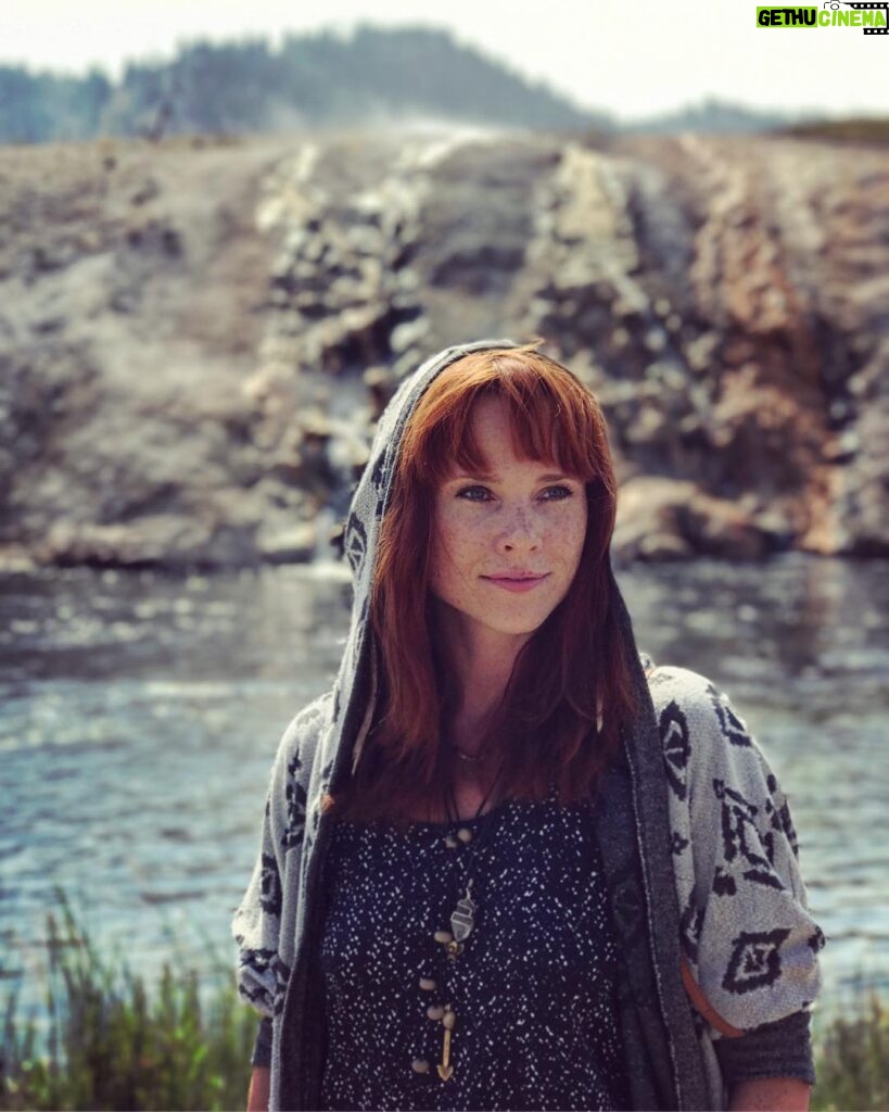 Natalya Rudakova Instagram - Feeling magic in every breath 💜🦄 Photo by @georgebakardjiev 😊 Yellowstone National Park