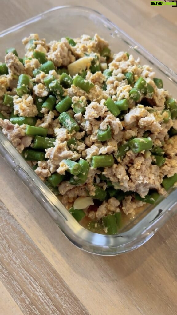 Nathaniel Ho Instagram - Felt like cooking today. Long beans with minced pork is super easy to prepare, and delicious too! #ChefHo #NatHoCooks Singapore / Singapura / 新加坡 / சிங்கப்பூர்