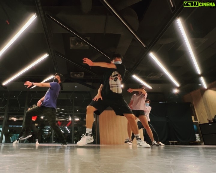 Nathaniel Ho Instagram - Back at dance, attempting to be sexy 😂😂 🎵: Le Sserafim - Fearless 🕺🏻: @yutakiong 🎥: @shiaoshing