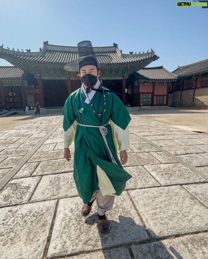 Nathaniel Ho Instagram - Was I a Korean nobleman in a past life? 🤔 #NatHoTravels #Korea 경복궁- Gyeongbokgung Palace 景福宮