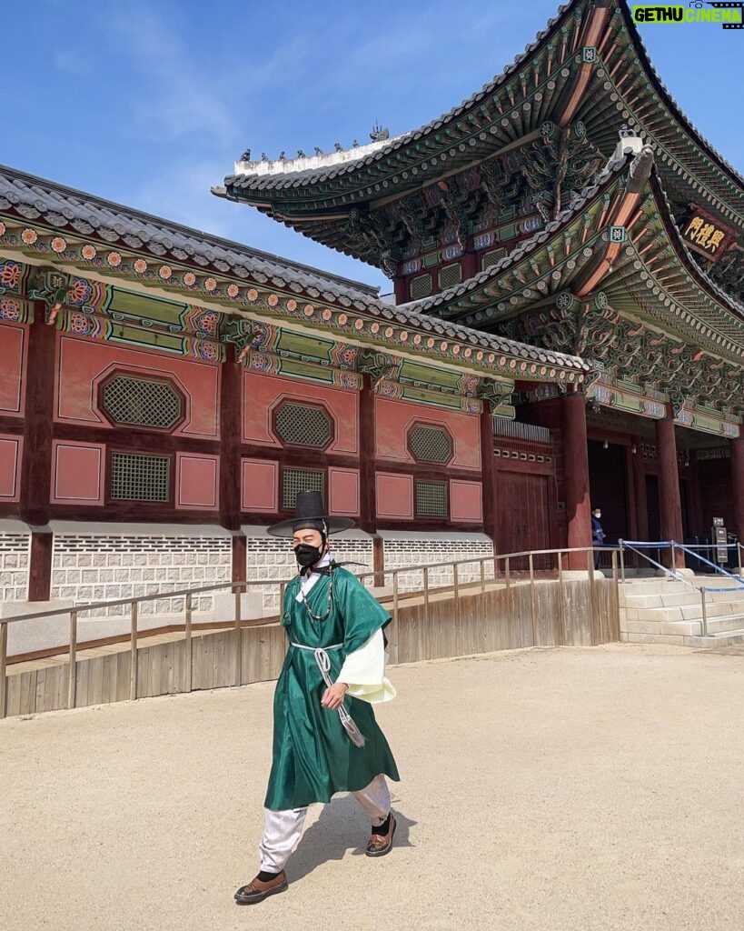 Nathaniel Ho Instagram - Was I a Korean nobleman in a past life? 🤔 #NatHoTravels #Korea 경복궁- Gyeongbokgung Palace 景福宮