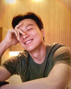 Nathaniel Ho Instagram - Was busy setting up my studio. Am tired but grateful. Hope y’alls had a great weekend! Exams coming up this week, let’s goooo! 💪🤓