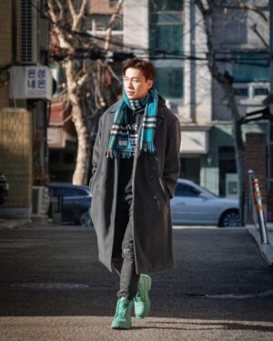 Nathaniel Ho Instagram - I'd just gotten a new coat yesterday and immediately knew I wanted to pair it with these boots from #TIMBERLANDxPANGAIA 

It is the first collaboration between @Timberland and @Pangaia - these 6-inch boots are made in part using responsibly-grown rubber, abaca plant fiber, and organically-grown cotton.

Thank you to the awesome people at @TimberlandSG for very kindly sending it over to me in Korea! I'm obsessed with the color and the comfort! 🥰

📸: @liljohnnygang