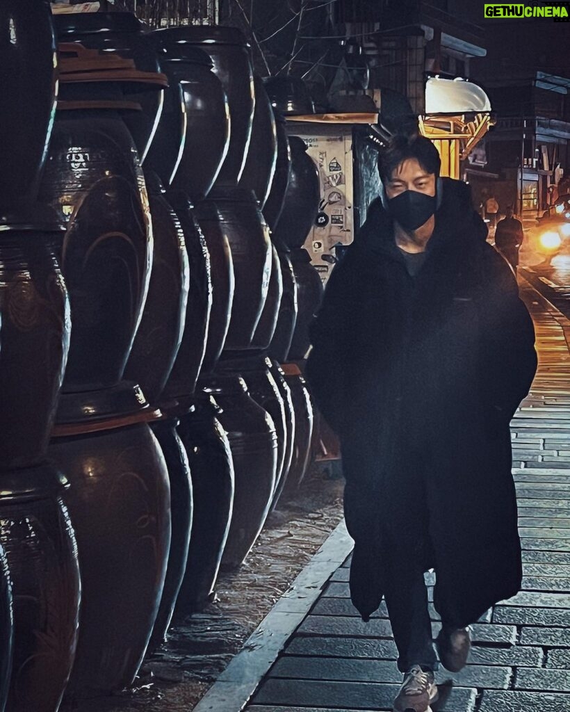 Nathaniel Ho Instagram - Sometimes I feel like I was born in the wrong era. I’m jumping timelines in search of something. What, or who… is it? I’m trying to remember. 📸: @awrywill #NatHoKorea #TimeTraveller Seoul, Korea