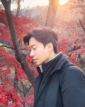 Nathaniel Ho Instagram - Where did Autumn go?! 🍁

I was only in Singapore for a few days and when I got back to Seoul everything was different 🙀❄️

🥶 -> This is now officially my new favorite emoji.

📸: @zaidu_74 

#NatHoKorea