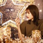 Natsuki Deguchi Instagram - DIOR「アトリエ オブ ドリームズ」 AR体験やゴールドに光輝くシャンデリア、満天の星が降り注ぐかのようなイマーシブルーム とっても素敵な空間でした🌟 六本木ヒルズアリーナにて12月2日(金)から12月11日(日)期間限定で開催中です🎀 #アトリエオブドリームズ #DREAMINDIOR#DIORHOLIDAYS